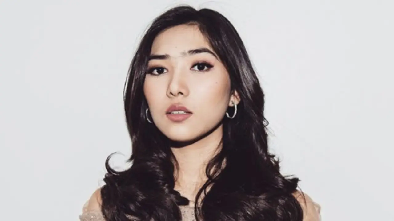 Isyana Sarasvati, si Cantik dengan Khas Makeup Flawless