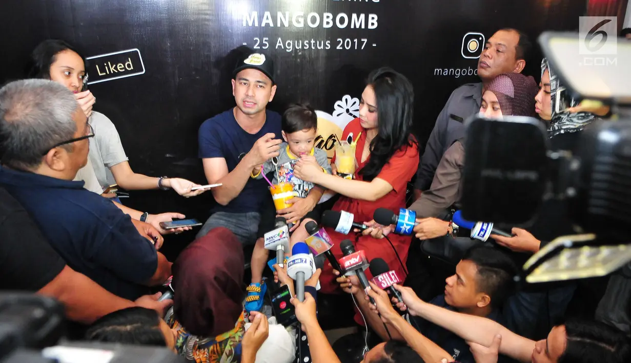 Artis Raffi Ahmad bersama sang istri Nagita Slavina memberikan keterangan kepada awak media saat pembukaan bisnis barunya, Jakarta, Jumat (25/8). (Liputan6.com/Helmi Afandi)