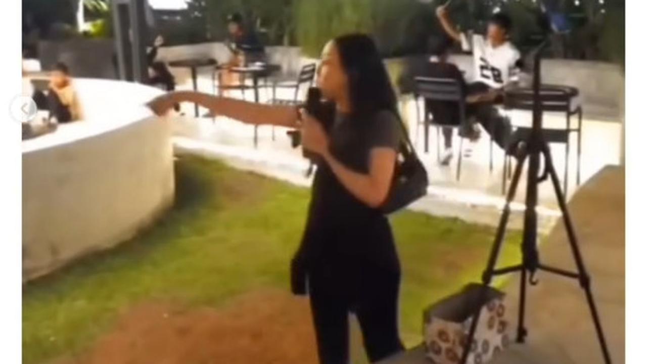 Cewek ini Pinjam Mikrofon saat Live Music, Dikira Mau Nyanyi Ternyata Tagih Utang