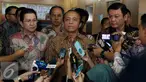 Sekjen Kementerian LHK, Bambang Hendroyono (tengah) bersama Kepala BRG, Nazir Foead (kanan) dan Presdir, PT Riau Andalan Pulp and Paper Tony Wenas memberikan keterangan pers usai rapat tertutup di Jakarta, Jumat (9/9). (Liputan6.com/Johan Tallo)
