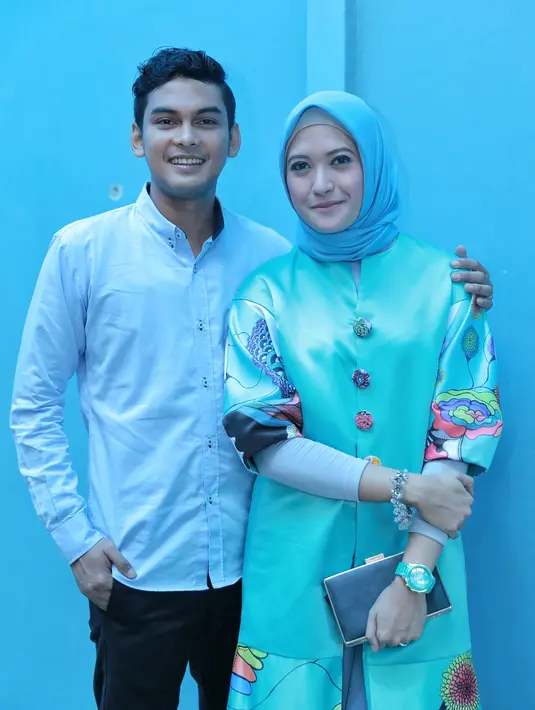 "Iya, perkenalan keluarga dulu. Kakak aku kan ada enam orang. Terus mamahnya mas Ridwan anak ke-12. Makanya kemarin minta izin (ke keluarga besar)," sambung Aditya Putri. (Adrian Putra/Bintang.com)