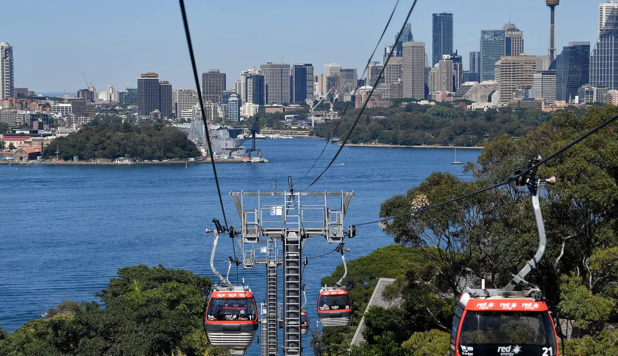 Pemandangan pelabuhan Sydney dari Sky Safari Kebun Binatang Taronga di Sydney (18/10/2021). Kebun binatang Taronga membuka kembali pintunya bagi pengunjung yang divaksinasi setelah pencabutan pembatasan penguncian Sydney. (AFP/Saeed Khan)
