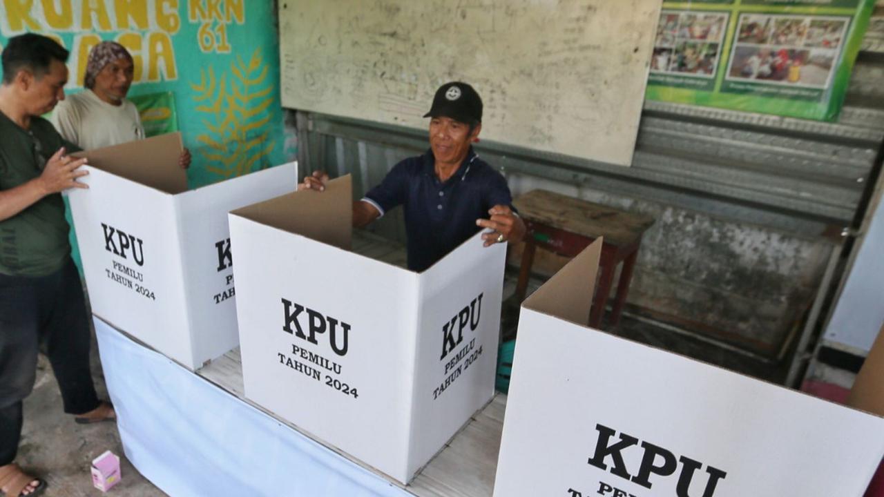 Petugas melakukan persiapan merakit bilik suara Pemilu 2024 di Tempat Pemungutan Suara (TPS) 009 di wilayah Petukangan Selatan, Jakarta , Selasa (13/2/2024). Foto: Liputan6.com / Angga Yuniar