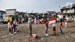 Petugas upacara mengibarkan  bendera Merah Putih saat pacara memperingati Hari Kemerdekaan ke-76 Republik Indonesia di Cilincing, Jakarta, Selasa (17/8/2021). (merdeka.com/Iqbal S. Nugroho)