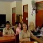 Puluhan guru SMA Negeri 1 Kota Sorong mogok mengajar, hingga Kusrin sang perakit TV dilirik menjadi bintang iklan.