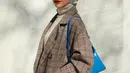 Gaya chic dan clean dengan padu padan coat, turtleneck, dan hijab segi empat yang dimasukkan ke dalam kerah. [@khaininakhalil].