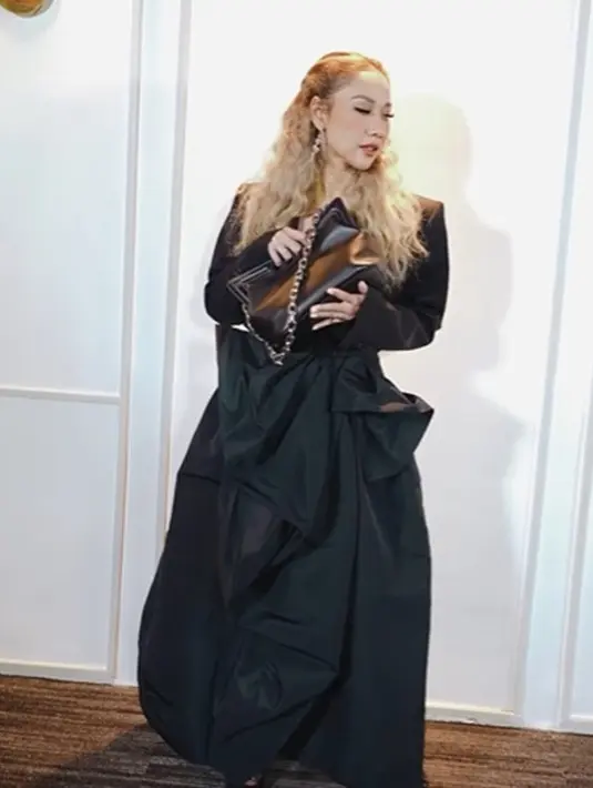 Inner yang dipadu dengan blazer, dan rok bersiluet edgy serba hitam membalut tubuh BCL dengan amat baik. Yang paling menarik dari penampilan BCL di sini adalah gaya rambutnya yang dihighlight terang dan dikeriting, terlihat membaur sempurna di kulitnya. [Foto: Instagram/itsmebcl]