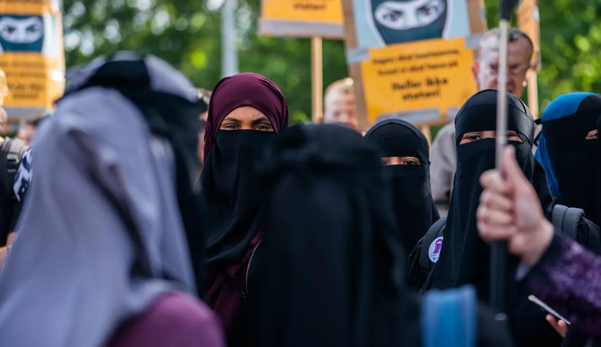 Kelompok Kvinder i Dialog mengadakan demonstrasi menentang denda pertama yang diberikan karena mengenakan cadar di Kopenhagen, Denmark, Jumat (10/8). (Martin Sylvest/Ritzau Scanpix/AFP)