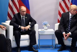 Ekspresi Presiden AS, Donald Trump dan Presiden Rusia Vladimir Putin saat bertemu di KTT G20, di Hamburg, Jerman (7/7). Pertemuan kedua pemimpin negara adidaya ini menjadi sorotan dunia. (AFP Photo/Soul Loeb)
