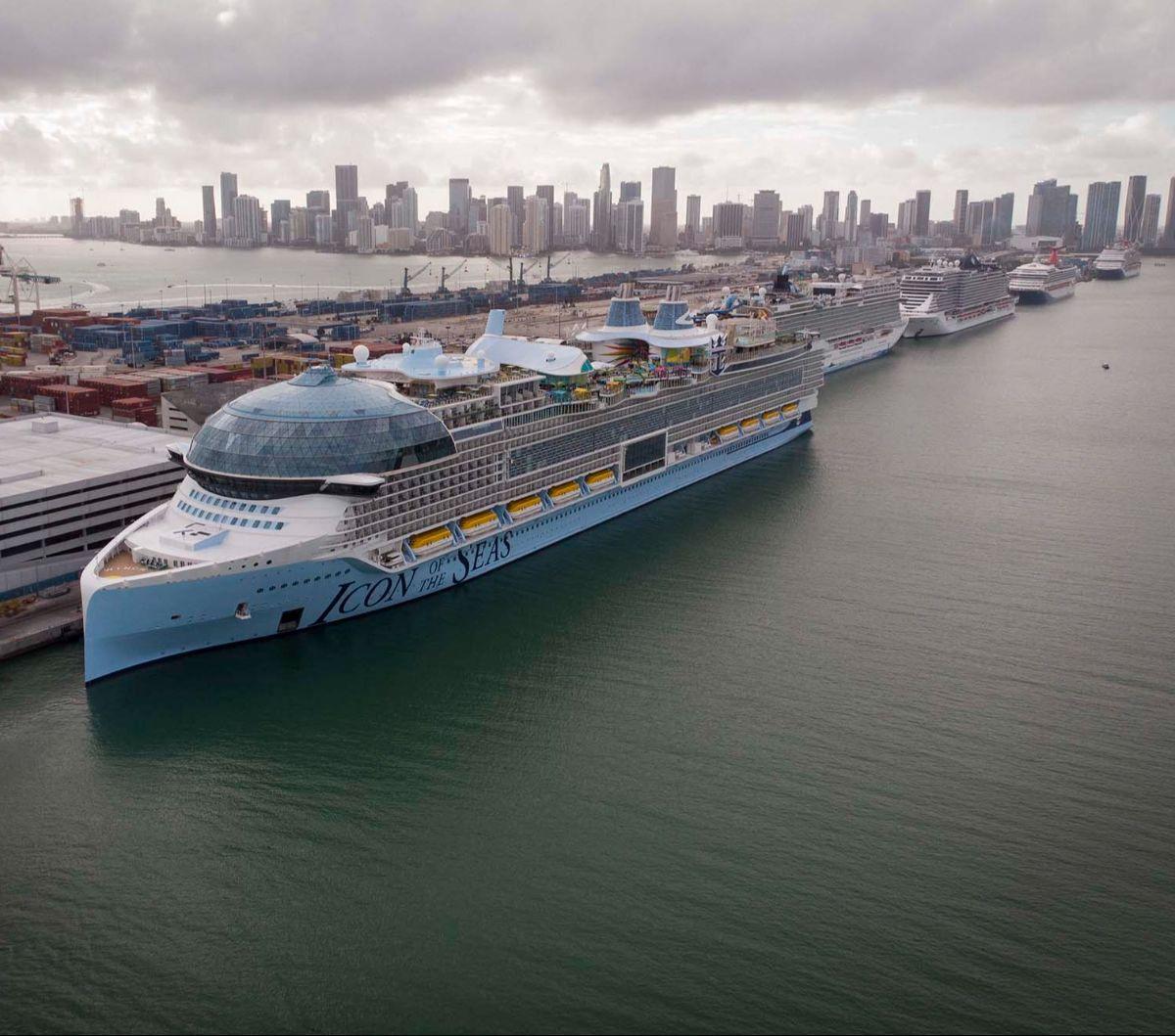 Kapal pesia dari Royal Caribbean, Icon of the Seas melakukan pelayaran perdananya di Miami, Florida, Amerika Serikat, pada Sabtu, 27 Januari 2024. Kapal ini disebut-sebut sebagai kapal pesiar terbesar di dunia yang ukurannya lima kali lebih besar dari kap