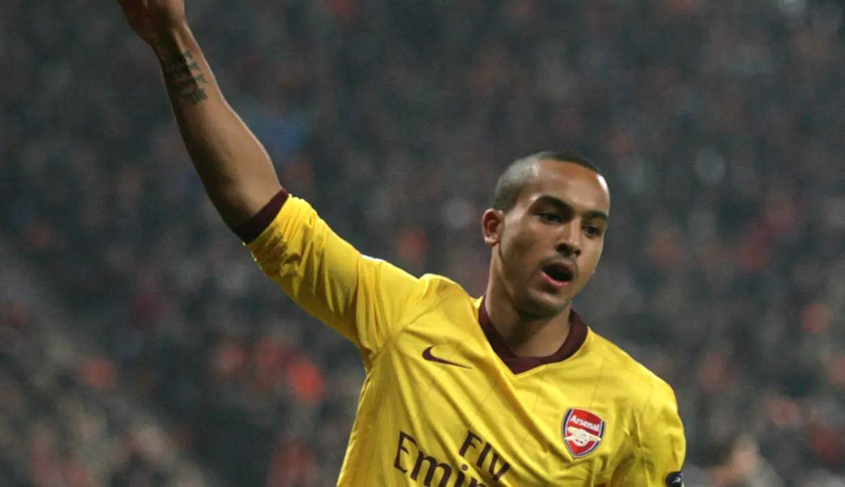 Gelandang Arsenal, Theo Walcott berselebrasi setelah mencetak gol ke gawang FC Shakhtar pada pertandingan grup H Liga Champions di Donetsk pada 3 November 2010. (AFP/Alexander Khudoteply)