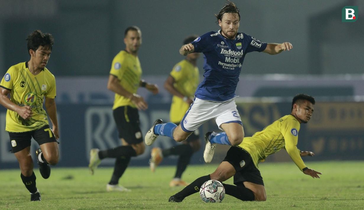 Ini merupakan pertandingan perdana bagi Marc Klok berseragam Persib Bandung dikompetisi resmi sepak bola Indonesia dan tampil memukau. Asupan bola-bola matang dari Marc Klok ke pemain lain membuat barisan pertahanan Barito Putera bekerja lebih ekstra. (Foto: Bola.com/M Iqbal Ichsan)