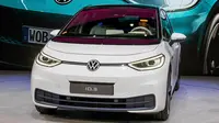 Volkswagen ID.3 baru ditampilkan dalam IAA Auto Show di Frankfurt, Jerman, Senin (9/9/2019). IAA Auto Show terbuka untuk umum pada 12 September 2019. (AP Photo/Michael Probst)