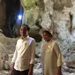 Jokowi dan Iriana Menyusuri Batu Terjal di Goa Batu Cermin (Foto: Liputan6/Lizsa Egeham)