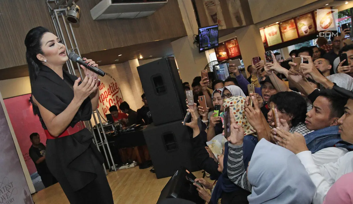 Penampilan penyanyi Krisdayanti membawakan lagu saat launching album original soundtrack Ayat Ayat Cinta 2 di Jakarta, Senin (4/12). Album tersebut berkolaborasi dengan Rossa, Krisdayanti serta Raisa dan lain-lainnya. (Liputan6.com/Herman Zakharia)