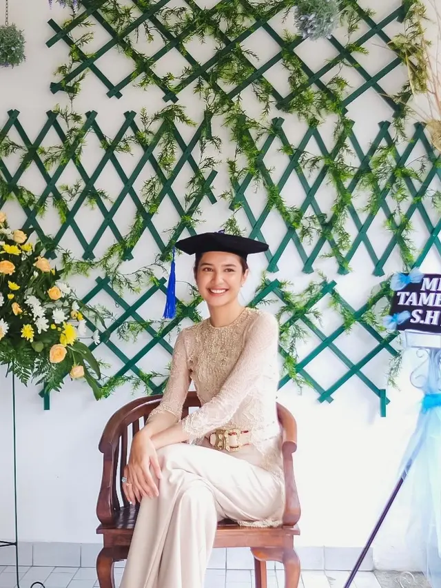 Raih Gelar Master, Ini 6 Momen Wisuda Mikha Tambayong yang Ditemani Deva Mahenra