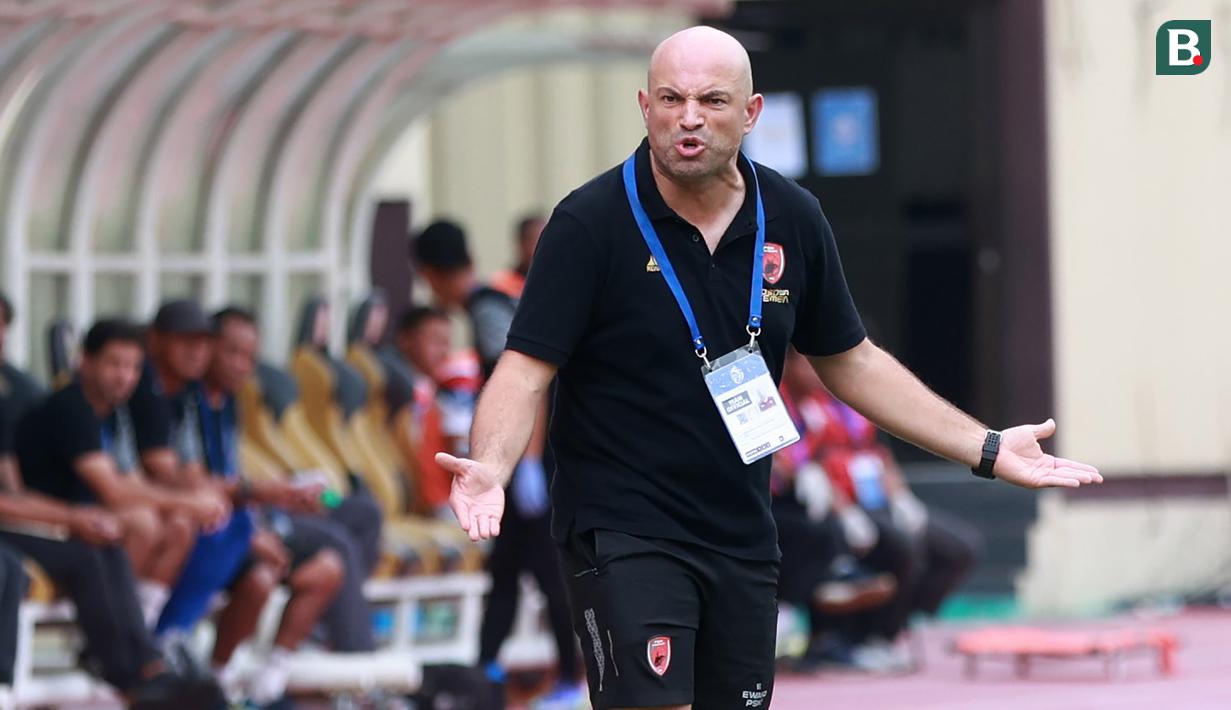 <p>Ekspresi kecewa pelatih PSM Makassar, Bernardo Tavares saat melawan Arema FC pada laga BRI Liga 1 2022/2023 di Stadion PTIK, Jakarta, Sabtu (4/2/2023). PSM Makassar menang dengan skor 1-0. (Bola.com/M Iqbal Ichsan)</p>