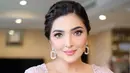 Di acara siraman Aaliyah dan Thariq, Ashanty mengenakan kebaya brokat pink dengan middle square neck dipadukan bawahan kain batiknya dari @deafebrindagallery. [@ashanty_ash].