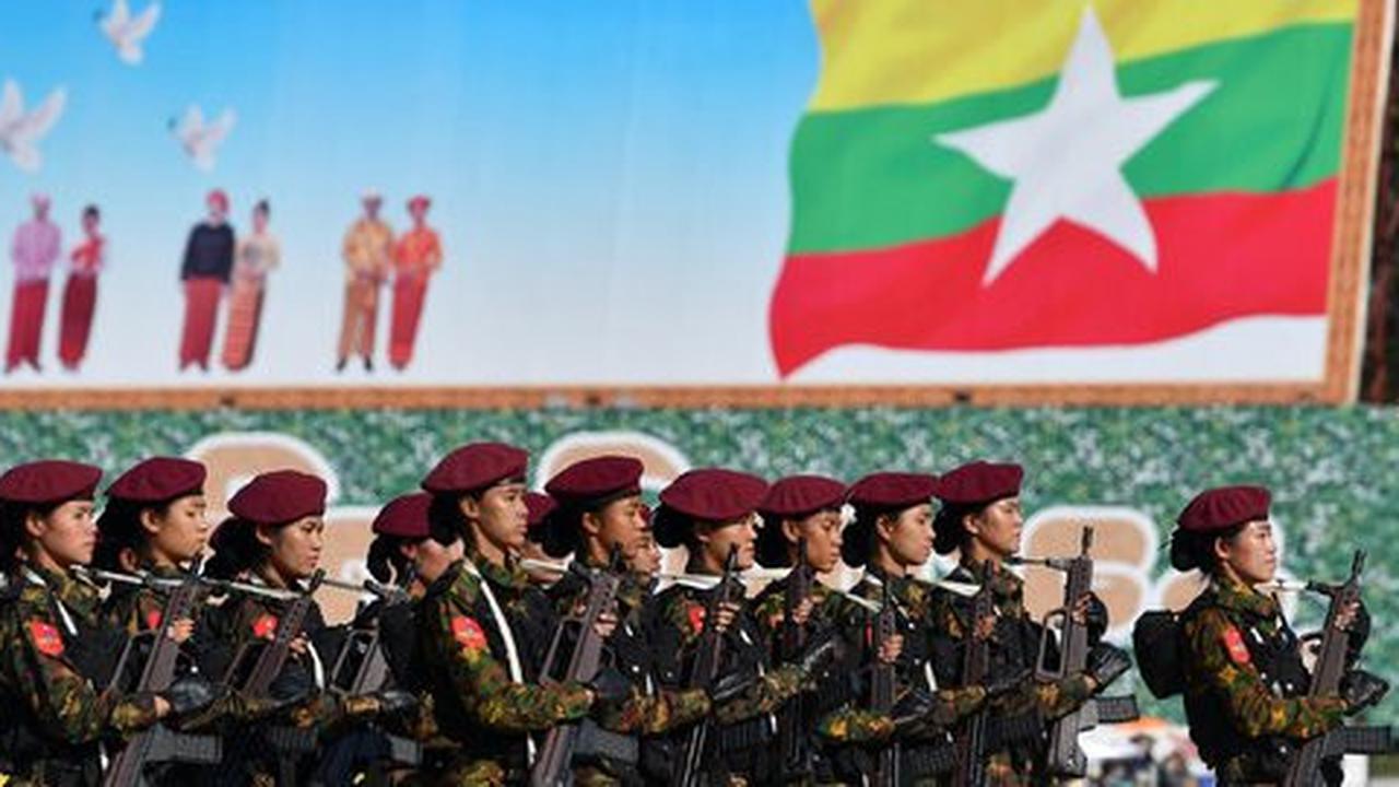 Parade Kendaraan Tempur Meriahkan Hari Kemerdekaan Myanmar