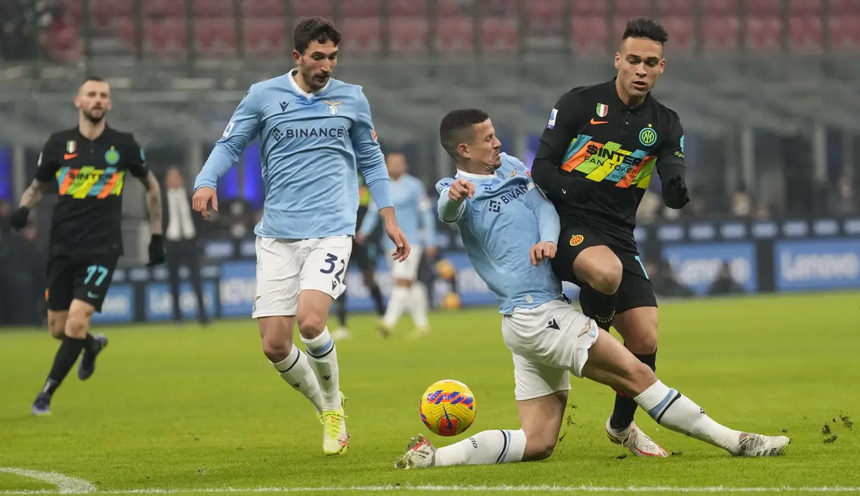 Bek Lazio, Luiz Felipe (tengah) berusaha merebut bola dari penyerang Inter Milan, Lautaro Martinez pada pertandingan Liga Serie A Italia di Stadion San Siro, di Milan, Italia, Senin (10/1/2022). Lazio tertahan di posisi kedelapan klasemen dengan 32 poin. (AP Photo/Antonio Calani)