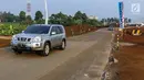 Pengendara mobil memasuki pintu masuk tol fungsional (tol darurat) Pemalang - Batang di Pemalang, Jumat (30/6). Jalan tol darurat ini dibuka kembali untuk arus balik dengan memberlakukan sistem one way atau satu arah. (Liputan6.com/Faizal Fanani)