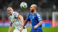 Federico Dimarco (Italia) berebut bola dengan Julian Ryerson (Norwegia) dalam laga Grup I Kualifikasi Piala Dunia 2026 di San Siro, 17 November 2025. (AP Photo/Luca Bruno)