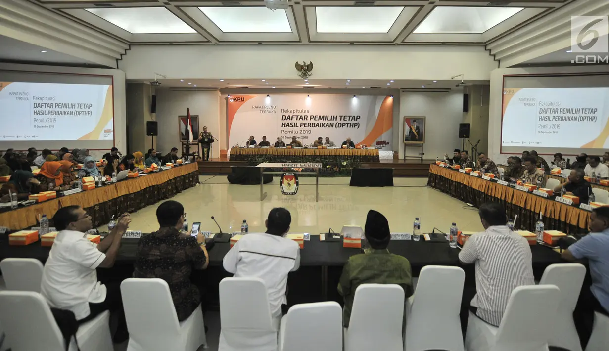 Suasana rapat pleno Rekapitulasi DPTHP di Kantor KPU, Jakarta, Minggu (16/9). Rapat membahas penyisiran DPT setelah Bawaslu dan koalisi pendukung pasangan Prabowo-Sandiaga menemukan pemilih ganda pada DPT. (Merdeka.com/Iqbal S. Nugroho)