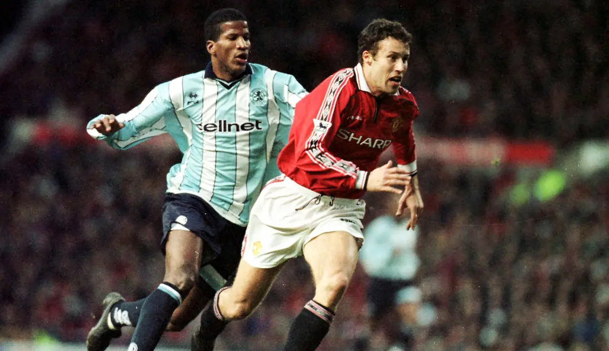 Bek Manchester United, Ronny Johnsen (kanan) dibayangi striker Middlesbrough, Hamilton Ricard pada laga Liga Inggris 1998/1999 di Old trafford Stadium, Manchester (19/12/1998). Didatangkan Manchester United berbarengan dengan Ole Gunnar Solskjaer pada 1996/1997, Ronny Johnsen juga berperan mempersembahkan gelar Liga Inggris pada musim pertamanya. Bertahan hingga 2001/2002, ia mampu meraih 2 trofi berikutnya pada 1998/1999 dan 2000/2001. Pada 1999/2000 ia hanya tampil 3 laga, hingga tak berhak atas gelar Liga Inggris pada musim tersebut. (AFP/PA/Paul Barker)