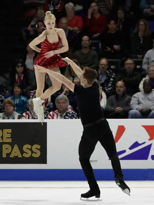 Pasangan atlet ice skating Ruisa, Evgenia Tarasova dan Vladimir Morozov menunjukkan gerakan saat bersaing dalam kategori Pairs Short Program pada ISU Grand Prix of Figure Skating Skate America di Washington, Jumat (19/10). (AP Photo/Ted S. Warren)
