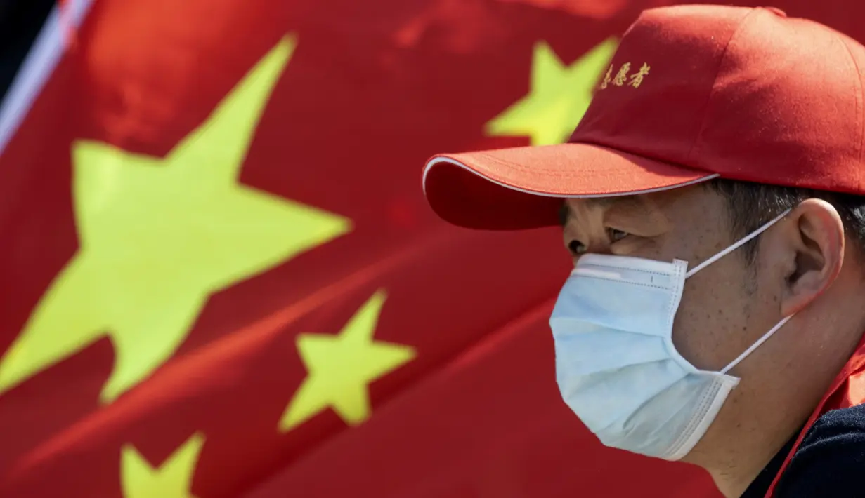 Sukarelawan saat upacara perpisahan untuk kelompok petugas medis terakhir yang datang dari luar Wuhan dalam membantu kota selama wabah virus corona COVID-19 di Wuhan, Provinsi Hubei, China, Rabu (15/4/2020). Wuhan mulai pulih setelah lebih dari dua bulan melawan COVID-19. (AP Photo/Ng Han Guan)