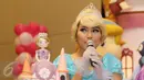 Pedangdut Ayu Ting Ting menahan kesedihan saat memberi ucapan selamat dan doa dalam perayaan ulang tahun Bilqis Khumairah Razak, yang ke-3 di sebuah hotel di kawasan Margonda, Depok, Minggu (8/1). (Liputan6.com/Herman Zakharia)