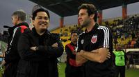 Di luar lapangan, pemilik klub DC United, Erick Thohir berbincang akrab dengan pelatih Ben Olsen (Liputan6.com/Helmi Fithriansyah).