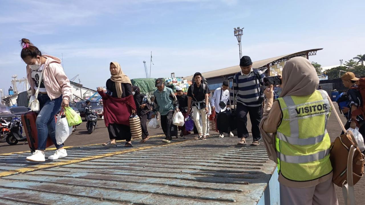 Puncak Arus Mudik Penumpang Tanjung Emas Semarang Naik 20 Persen