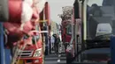 Seorang pria berjalan di antara kendaraan yang terjebak kemacetan parah di Jinji Expressway, antara Beijing-Tianjin, China, Rabu (2/3). (REUTERS/Kim Kyung - Hoon)