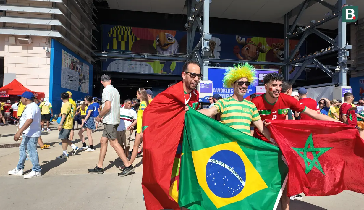 Suporter Timnas Brasil dan Timnas Maroko foto bersama di Metlife Stadium, Minggu (14/6/2026) dini hari WIB. (Bola.com/Hery Kurniawan)