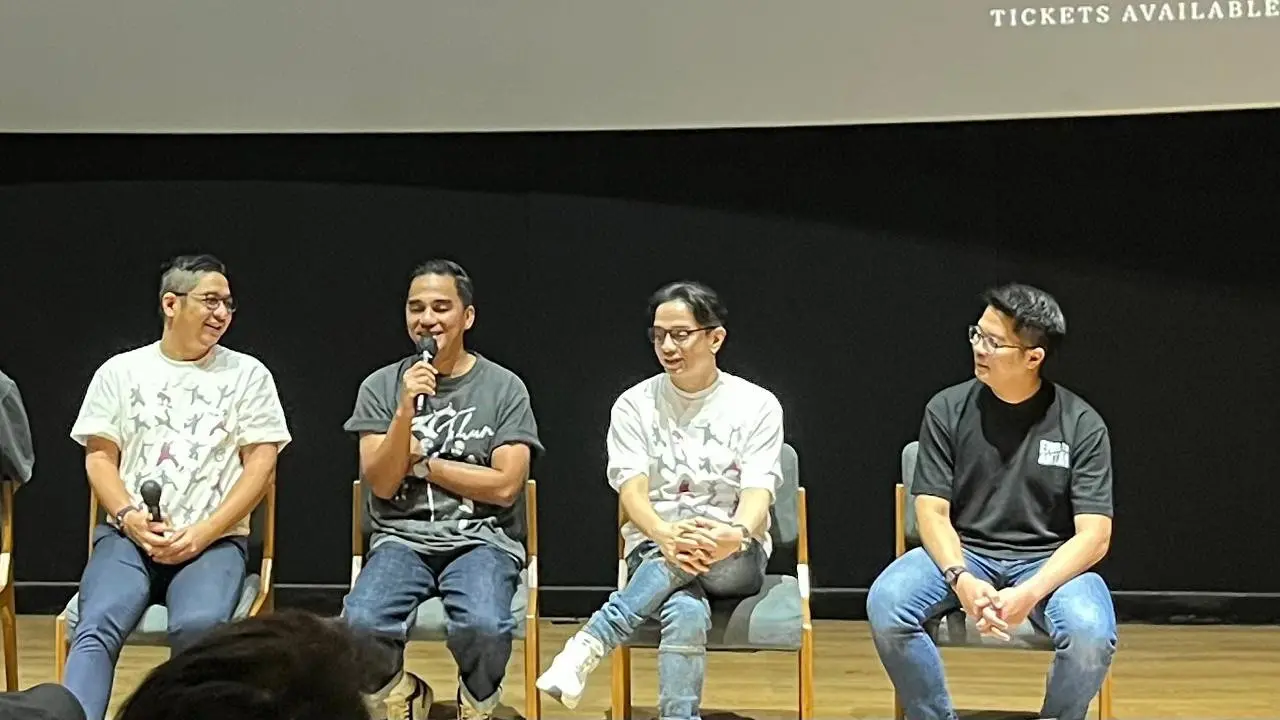 Enda Ungu, berbaju abu-abu dan memegang mic pada konferensi pers "Antam presents 30 Tahun Berkarya Ungu Waktu Yang Dinanti Final Chapter” yang diselenggarakan di kawasan Jakarta pada (6/10/2026). (Liputan6.com/Afradhiya N.R)