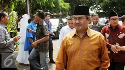 Ketua DKPP Jimly Asshidiqie (kedua kanan) saat tiba di rumah duka mantan Menteri Pemberdayaan Perempuan Tuty Alawiyah di Bekasi, Rabu (4/5/2016). Tuty Alawiyah wafat di usia 74tahun. (Liputan6.com/Helmi Fithriansyah)