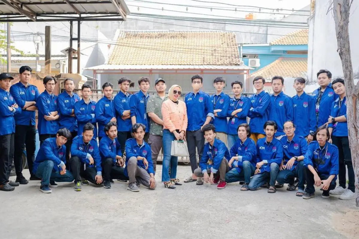 Desi Indarti mengambil langkah berani menuju dunia bisnis makanan dan minuman dengan pendekatan berbasis teknologi serta aplikasi yang akan memberikan dukungan penting bagi Usaha Mikro, Kecil, dan Menengah (UMKM) di seluruh dunia.