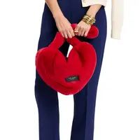 Pada koleksi terbaru ini, Kate Spade New York menghadirkan limited-edition capsule yang menampilkan Luver tas berbahan faux fur dengan bentuk hati yang sangat memikat. Dengan ukurannya yang besar, tas ini menawarkan gaya modern minimalist menjadikannya sebagai hadiah yang berkesan bagi diri sendiri atau untuk orang terkasih. [Dok. Kate Spade New York]