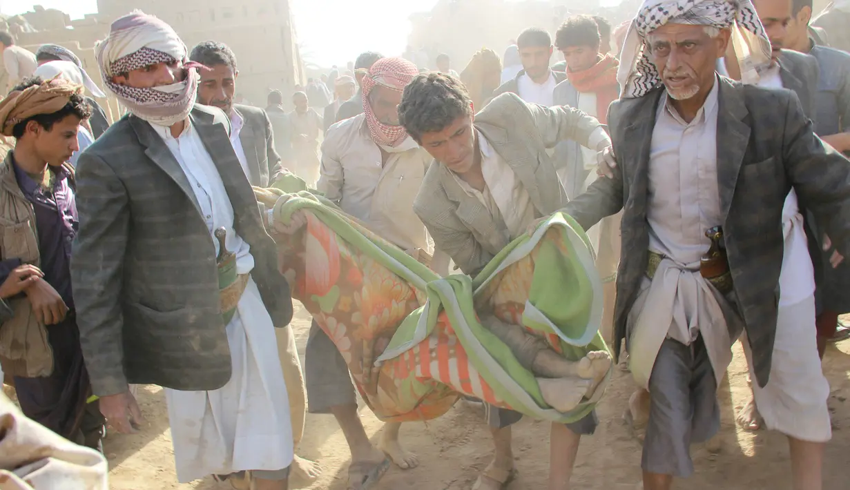 Warga mengevakuasi korban yang tertimbun reruntuhan usai serangan udara oleh Jet Tempur Saudi di Sanaa, Yaman, Rabu (31/8). Serangan tersebut ditujukan untuk melemahkan kelompok Houthi. (REUTERS / Naif Rahma) 