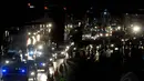Hingga larut malam, sejumlah aparat kepolisian terus berjaga mengantisipasi meningkatnya kepadatan kendaraan di pintu keluar tol Cikampek menuju jalur Pantai Utara pulau Jawa, (27/7/2014). (Liputan6.com/Miftahul Hayat)