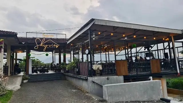 Rekomendasi Tempat Makan Dekat Dusun Semilir