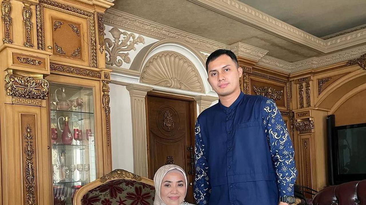 Muzdalifah selalu mendukung Fadel dalam kampanye mereka.