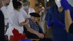 Alejandro Nemoues, penghuni panti jompo Ibaneta menjalani vaksinasi COVID-19 di Erro, Spanyol, Selasa (5/1/2021). Pemerintah Spanyol melakukan vaksinasi COVID-19 tahap pertama terhadap penghuni panti jompo, petugas kesehatan, dan penyandang disabilitas. (AP Photo/Alvaro Barrientos)