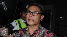 Jubir Presiden Joko Widodo, Johan Budi mendatangi gedung KPK, Jakarta, Jumat (11/11). Kedatangan Johan untuk menghadiri acara ulang tahun wadah pegawai KPK. (Liputan6.com/Helmi Afandi)