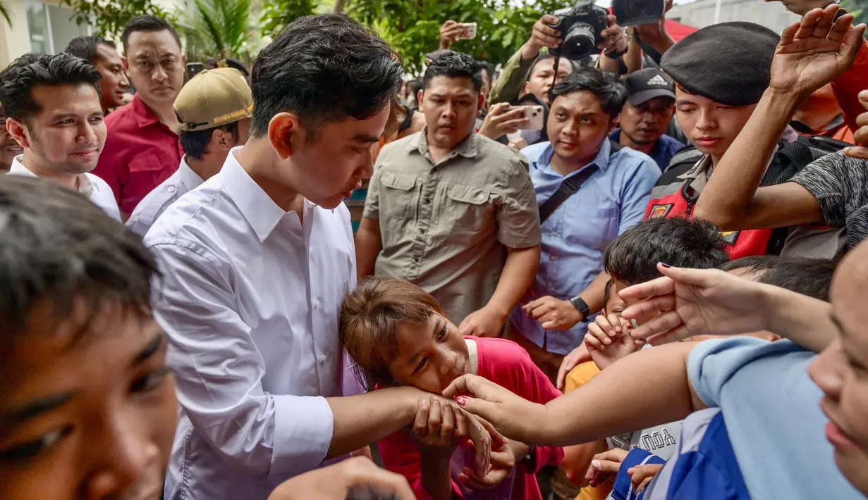 Usai ditetapkan Komisi Pemilihan Umum (KPU) sebagai Wakil Presiden terpilih, Gibran Rakabuming Raka langsung menyambangi salah satu pemukiman padat penduduk di Jakarta. (BAY ISMOYO/AFP)