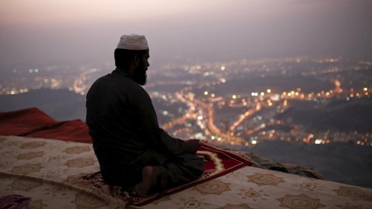 Berdoa di Jabal Thawr, tempat sembunyi Rasulullah dari orang Quraisy