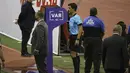 Wasit Leodan Gonzalez awalnya memberikan kartu kuning kepada Luis Martinez. Namun, setelah melihat Video Assistant Referee (VAR), wasit asal Uruguay itu memberikan kartu merah kepada Luis Martinez. (Foto: AFP/Miguel Gutierrez, Pool)