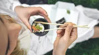 Cara Makan dengan Sumpit yang Benar untuk Pemula, Lengkap Teknik dan Etikanya