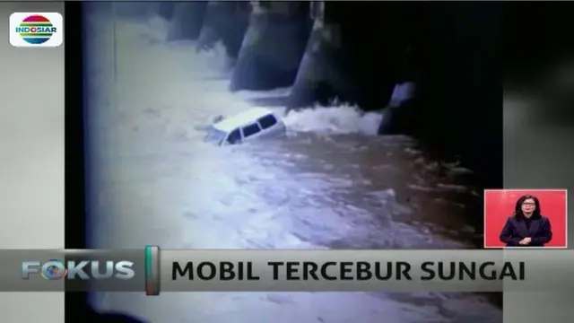 Video Menegangkan Minibus Tercebur ke Sungai Brantas